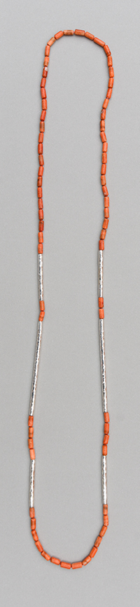 Necklace Six paired hammered 925 silver tubes in different lengths combined with apple coral tubes